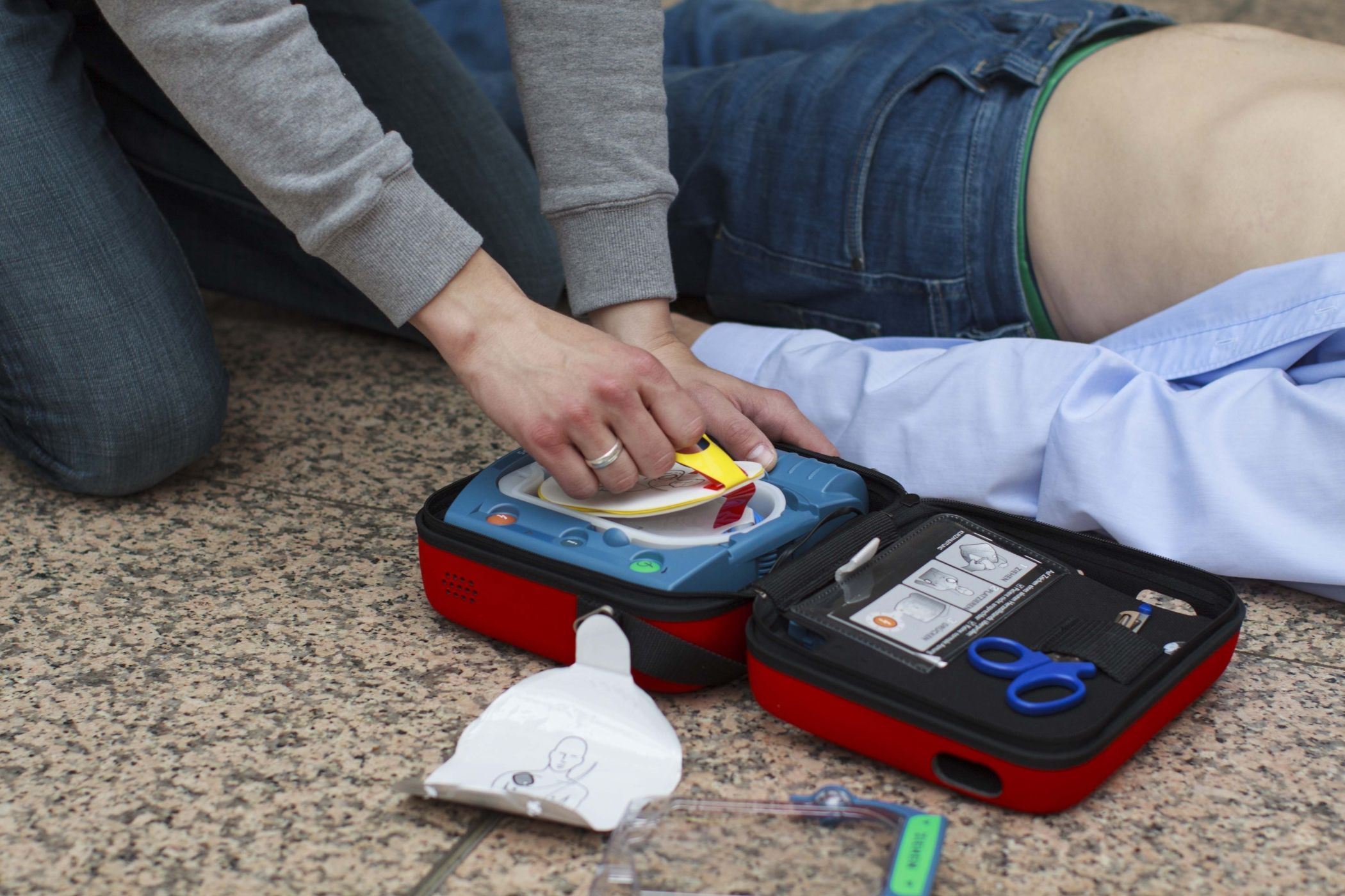Kreislaufstillstand/Wiederbelebung mit AED/Nahaufnahme Kreislaufstillstand/Wiederbelebung mit AED/Nahaufnahme