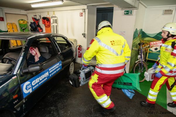 asb-schulen-sanarena-verkehrsunfall-uebung.jpg